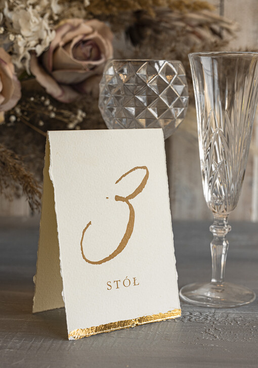 Numery na stół Glamour tabliczka z numerem stołu weselnego, złote eleganckie numerki na stół weselny, numery na stoły weselne z płatkami złota 