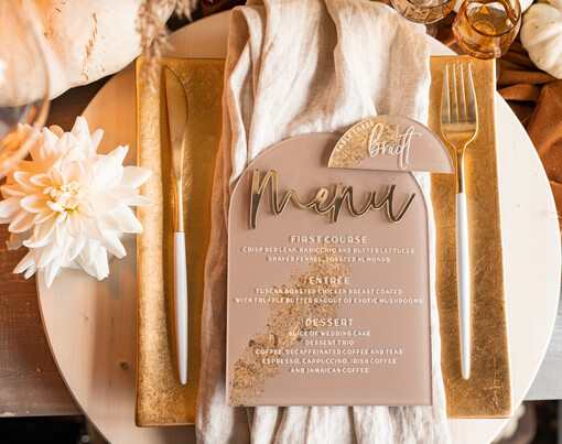 Winietki glamour winietki ślubne i menu komplet, złote wizytówki dla gosci weselnych, menu i winietki z pleksy malowane farbą w odcieniu beżu, winietki na stół weseln