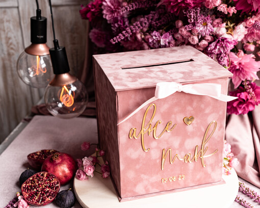 Pudełko na koperty  glamour Elegancka welurowa kopertówka ze złotymi napisami, pudrowo rózowy cieniowany welur, różowe pudełko na koperty ze złotymi napisami 