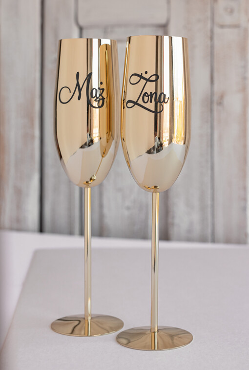  Prezenty dla Młodej Pary  zestawy i akcesoria do wina i drinków Kreatywne pomysły na prezent ślubny dla Młodej Pary, Co dać nowożeńcom zamiast kwiatów, złote kieliszki do szampana 