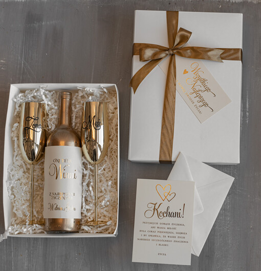 Prezenty dla Młodej Pary  zestawy i akcesoria do wina i drinków pomysły na prezenty z okazji ślubu dla Młodej Pary, Co dla nowożeńcom zamiast kwiatów, złote kieliszki do szampana dla Młodej Pary 