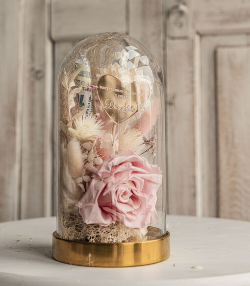  Prezenty dla Młodej Pary  flowerbox, kartki z życzeniami, pudełka na prezenty prezenty z okazji ślubu dla Pary Młodej, w co zapakować pieniądze dla pary młodej, kompozycja kwiatowa w szklanej kopule, fiolka na pieniądze dla młodej pary, różowa wieczna róża